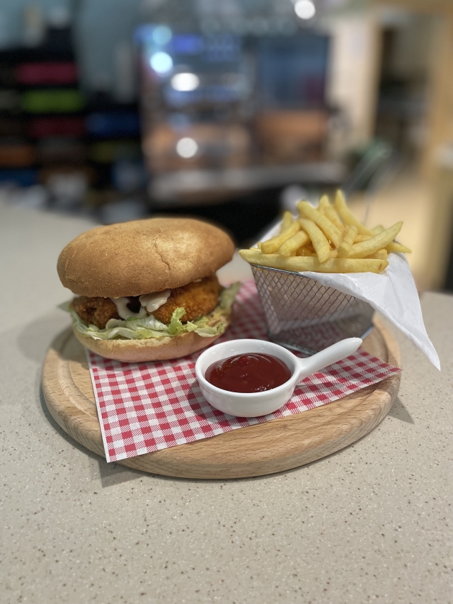 Chicken Combo burger z frytkami