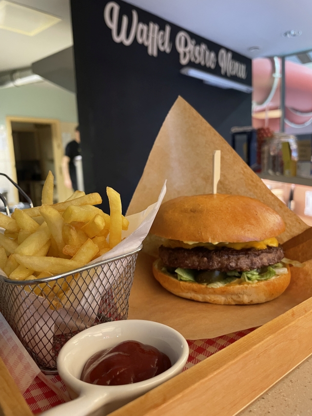 Firmowy burger z frytkami