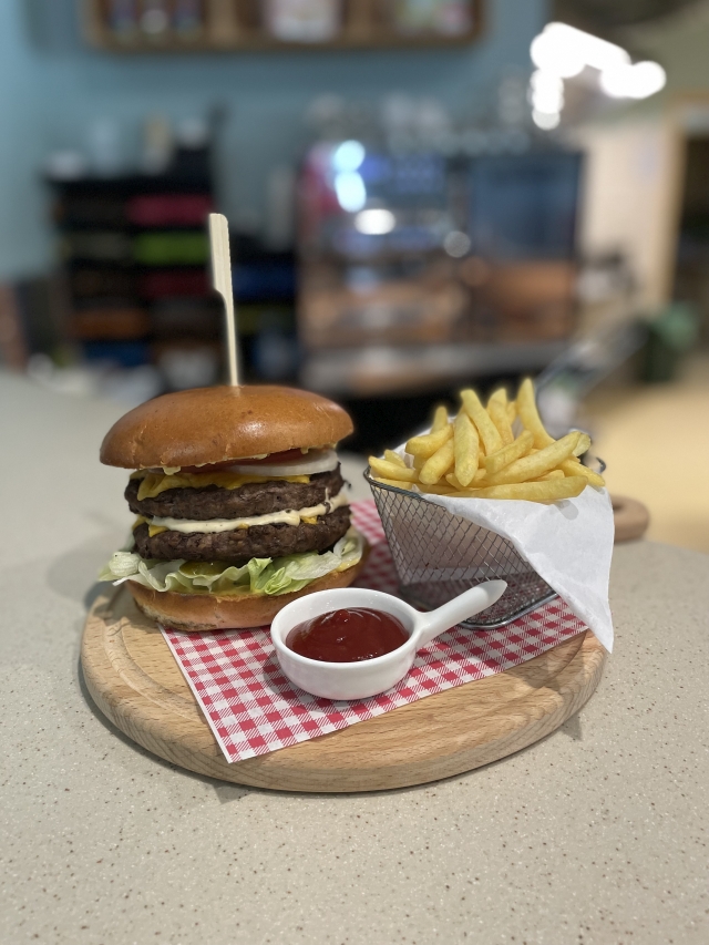 Mamut burger z frytkami